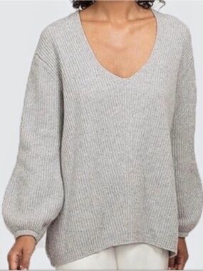 Cuyana gray v-neck sweater with balloon sleeve